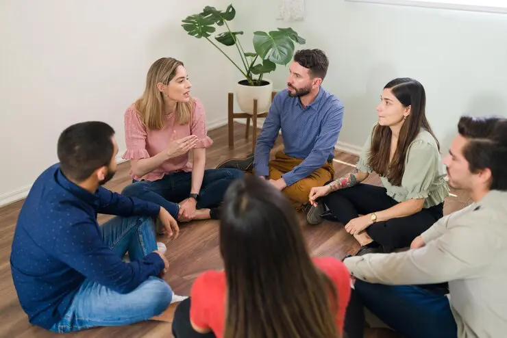 mujer caucasica compartiendo su experiencia adiccion su grupo rehabilitacion miembro joven que asiste consejeria grupal 662251 1215